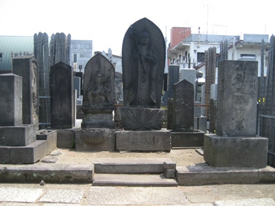 山川城官一族の墓